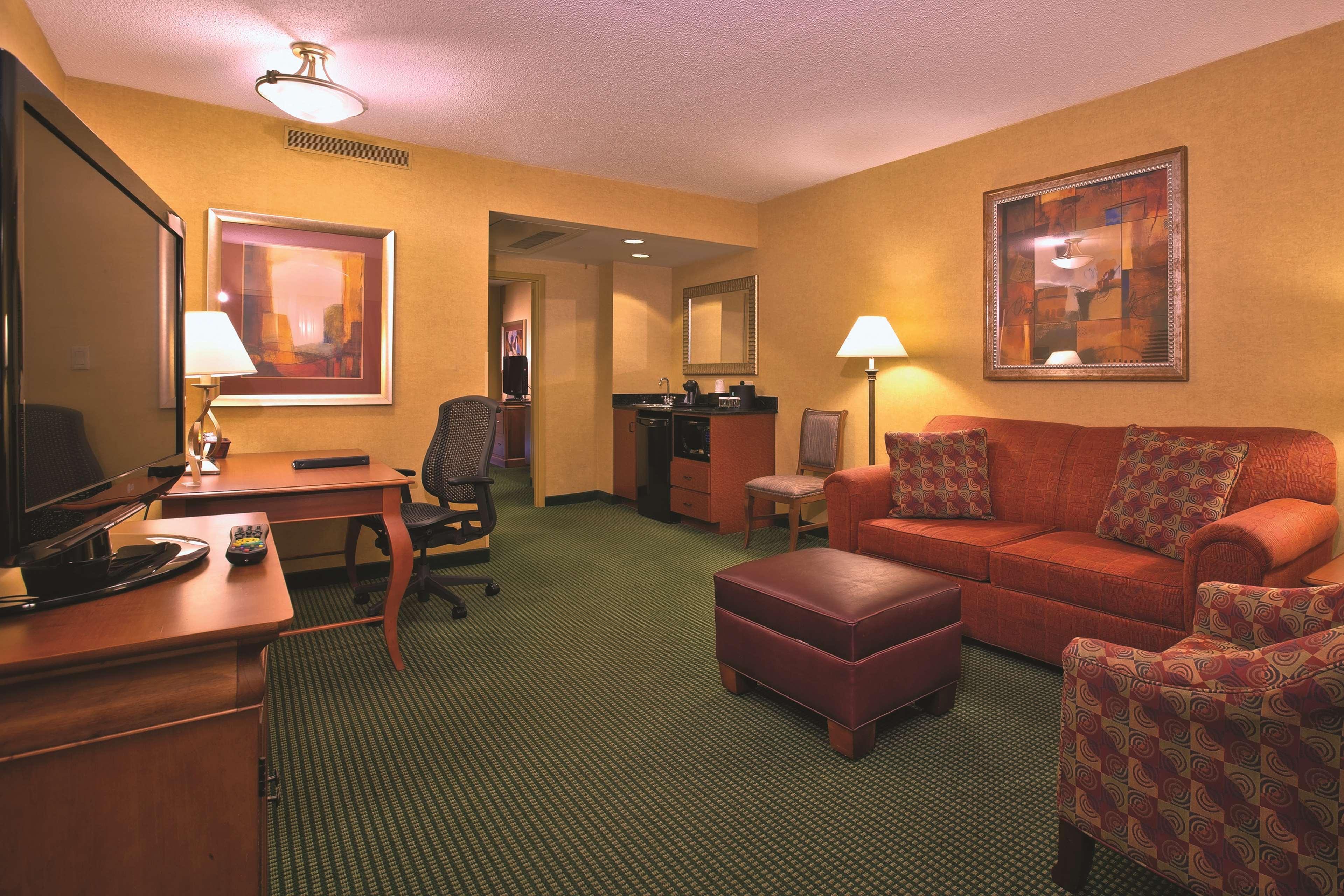 Embassy Suites By Hilton Greensboro Airport Dış mekan fotoğraf